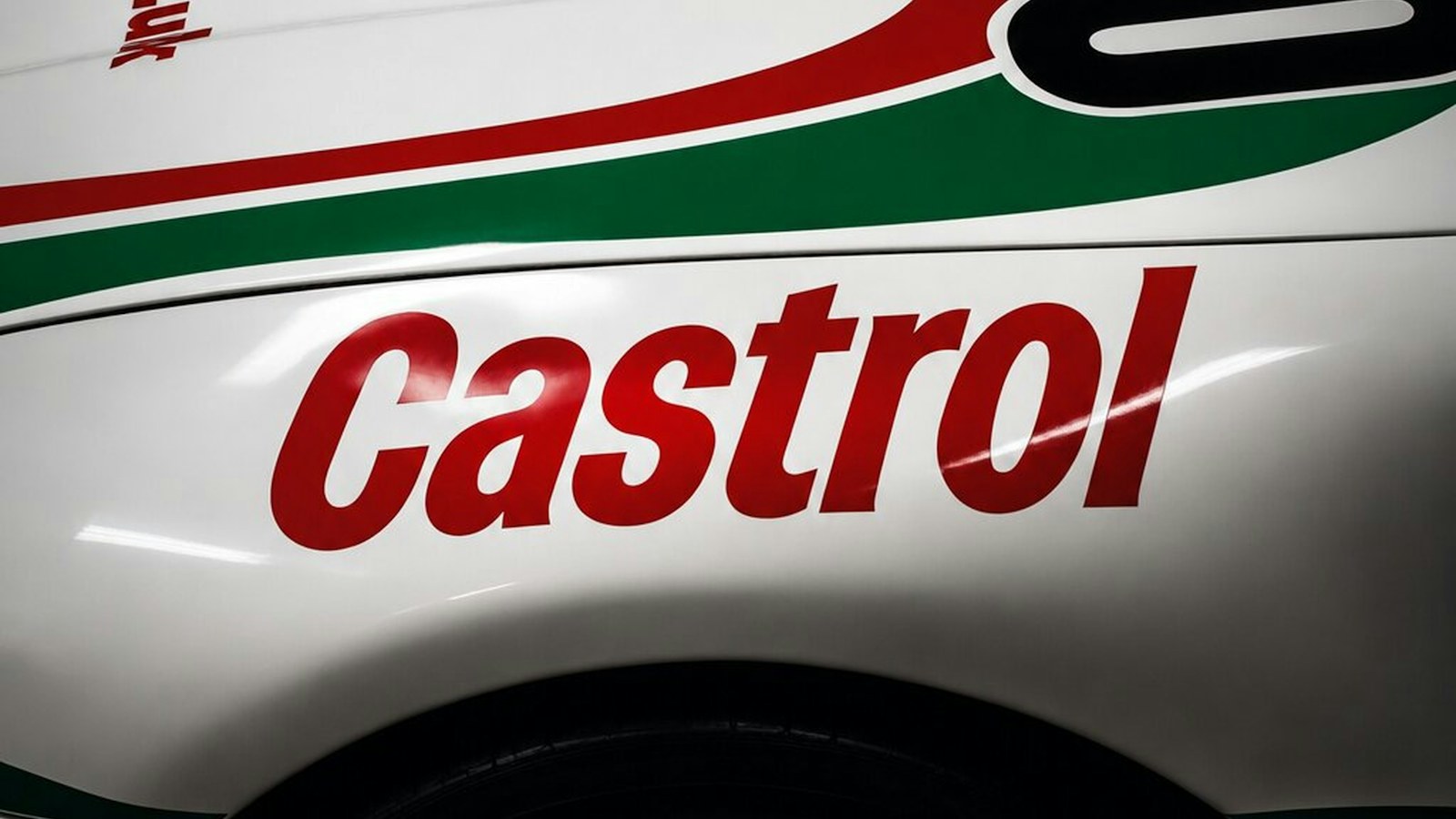 Beyaz yarış aracının üzerindeki Castrol logosu
